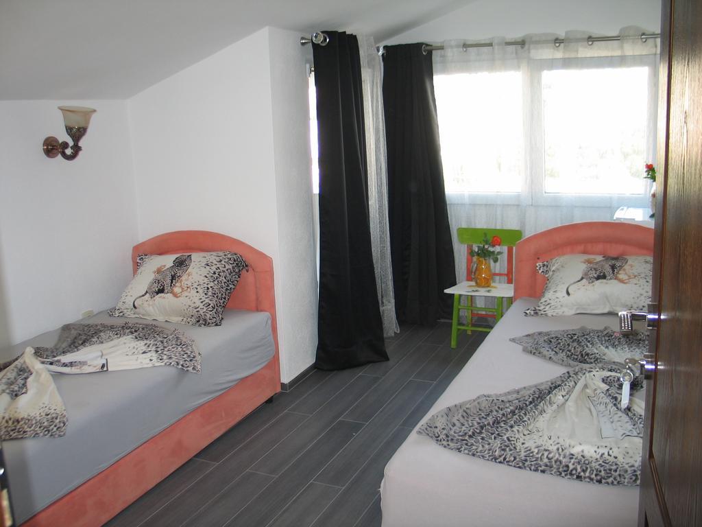 Guest House Dena دوبرا فوفا الغرفة الصورة